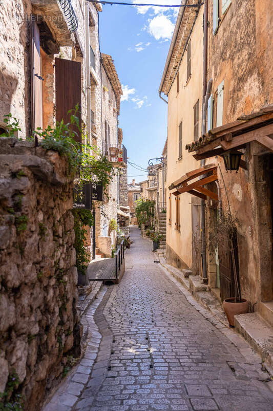 Appartement à TOURRETTES-SUR-LOUP