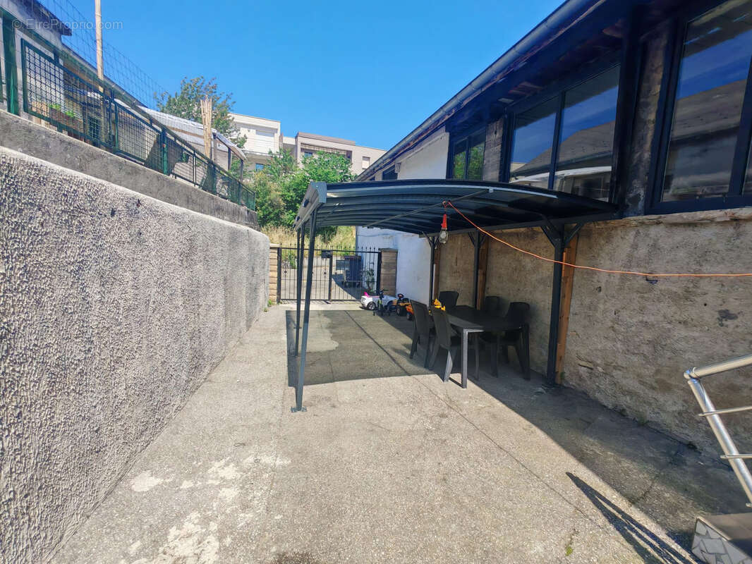 Appartement T3 avec place de parking privative et cour extérieure - photo 9
