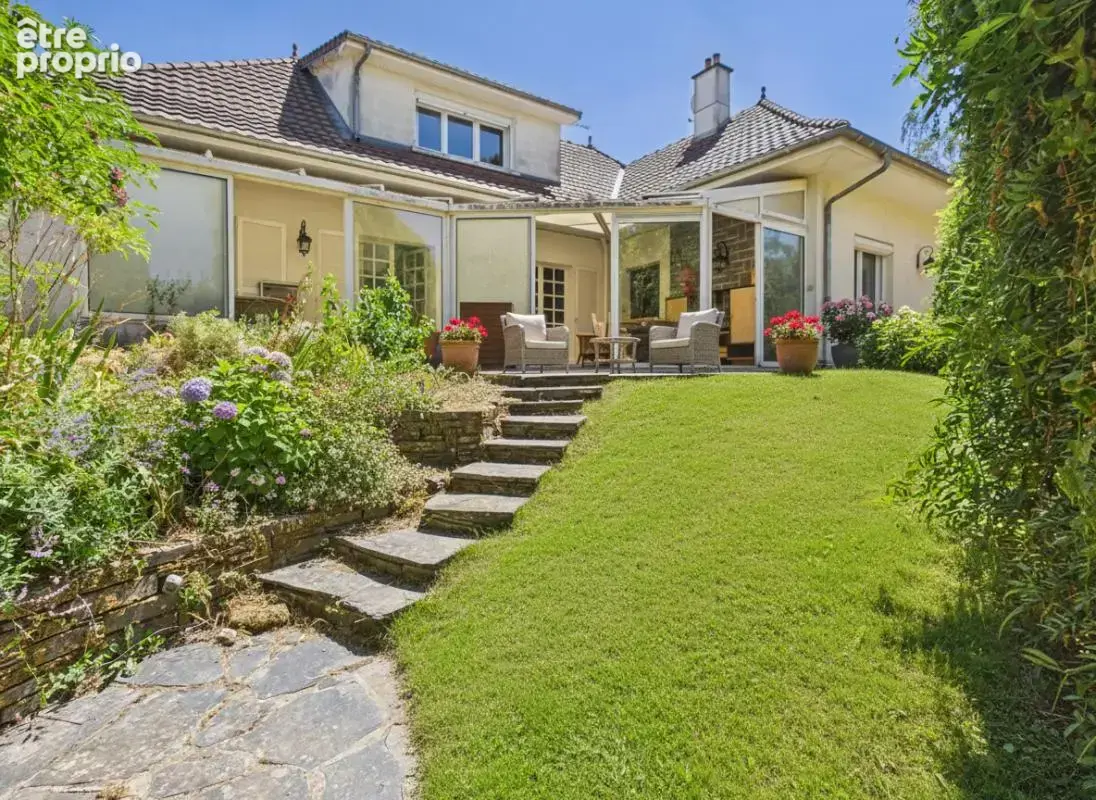Maison de 179 m2 à Loudun , 5 chambres, grand jardin arboré, garage, vaste sous sol - photo 12