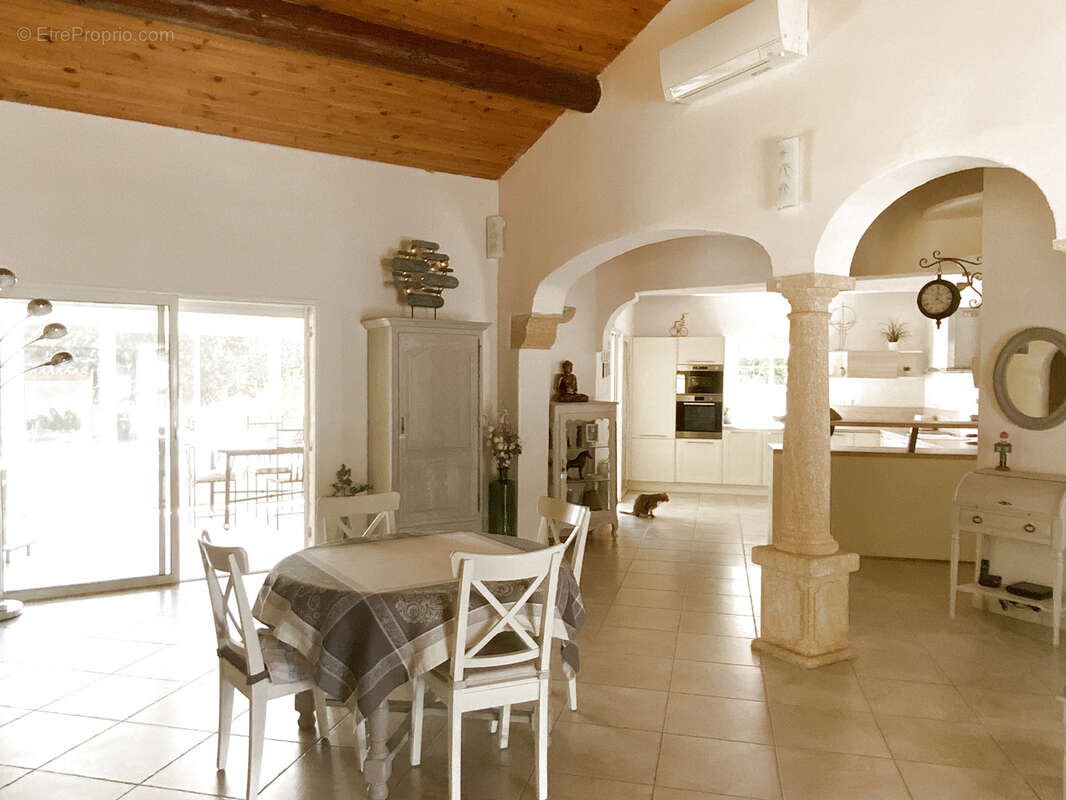 Villa de plain pied sur beau terrain arboré avec piscine, et studio indépendant. - photo 9