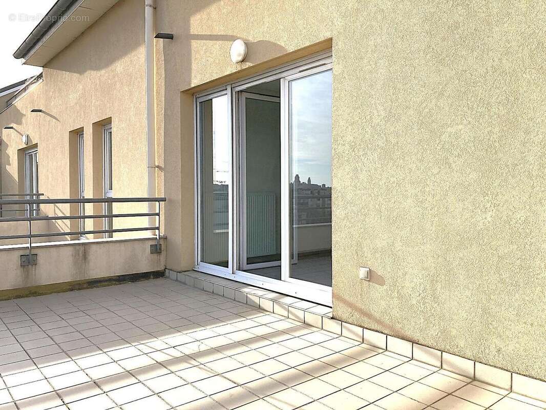   - Appartement à VILLEURBANNE