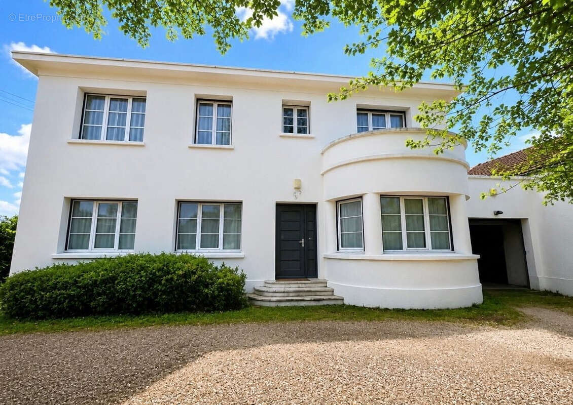 Maison 196 m² à Gond-Pontouvre  - photo 2