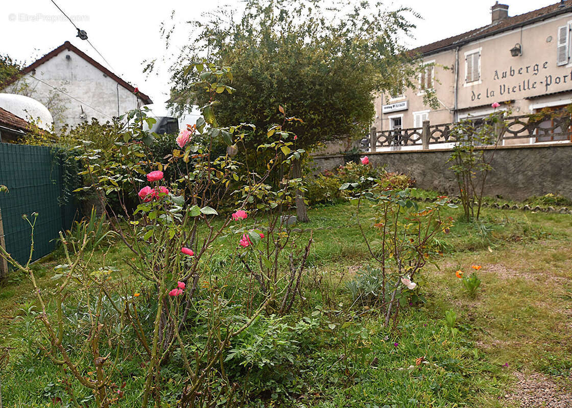 À Montaiguët-en-Forez, agréable maison de village avec  dépendance et un terrain arboré. - photo 8
