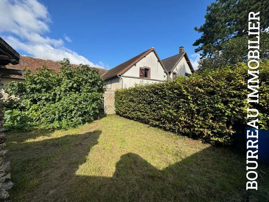 Maison à LA CELLE-SAINT-CYR