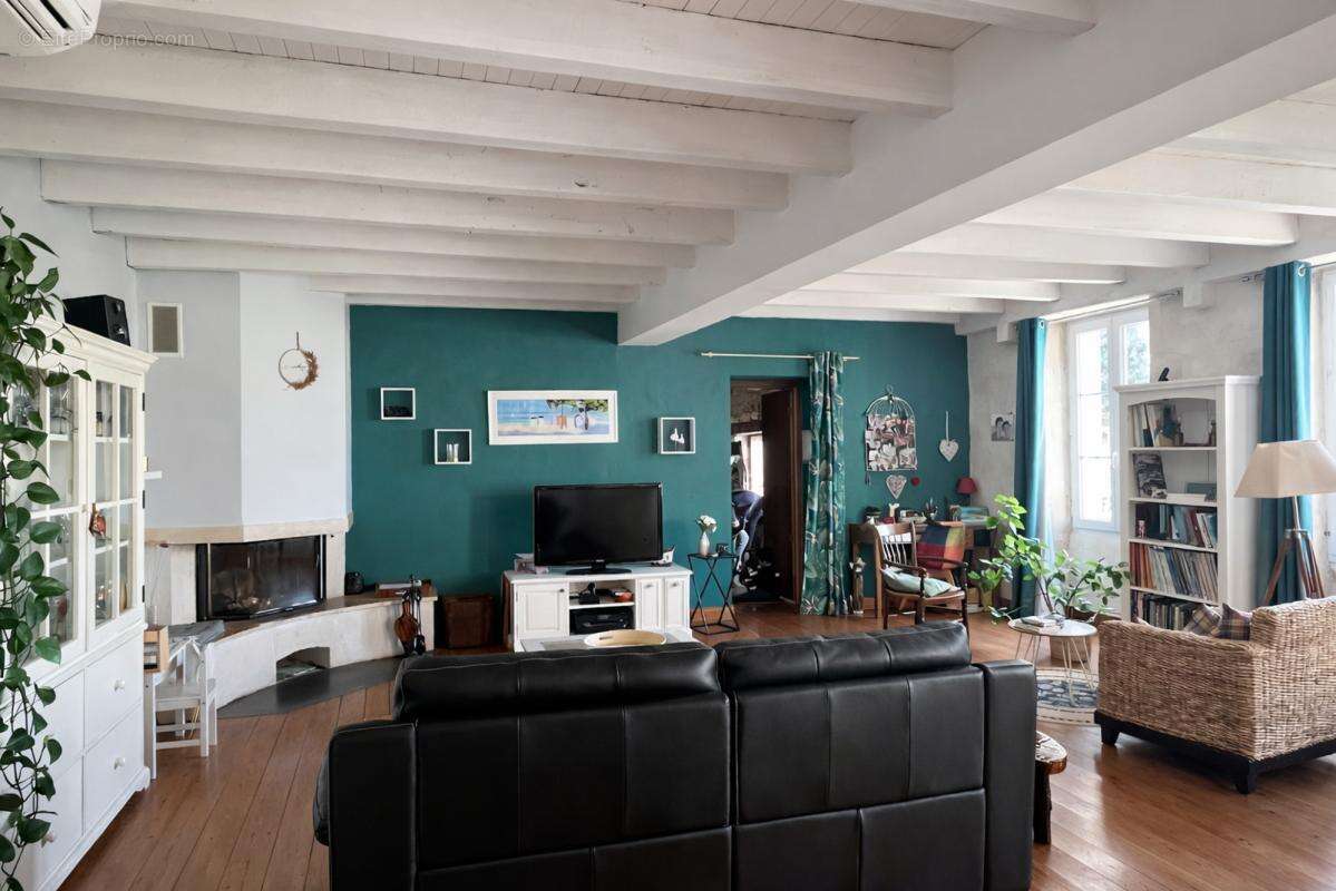Maison 240 m² à Le Chay  - photo 7