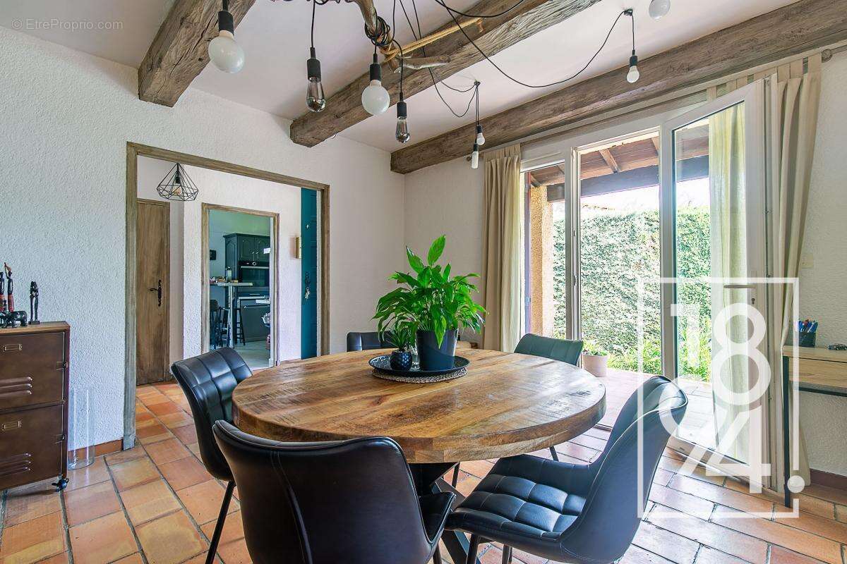 Maison à LE PUY-SAINTE-REPARADE