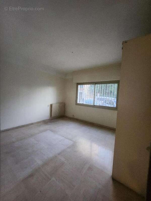   - Commerce à ANTIBES