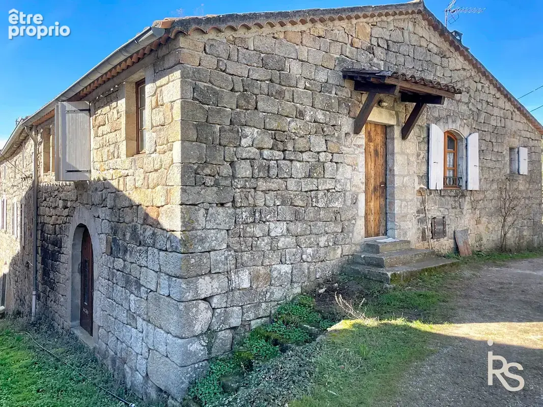 Un ensemble de deux maisons en pierre A RENOVER de 221 m2, 8,78 ha de terrain dont 3440 m2 proche. - photo 4