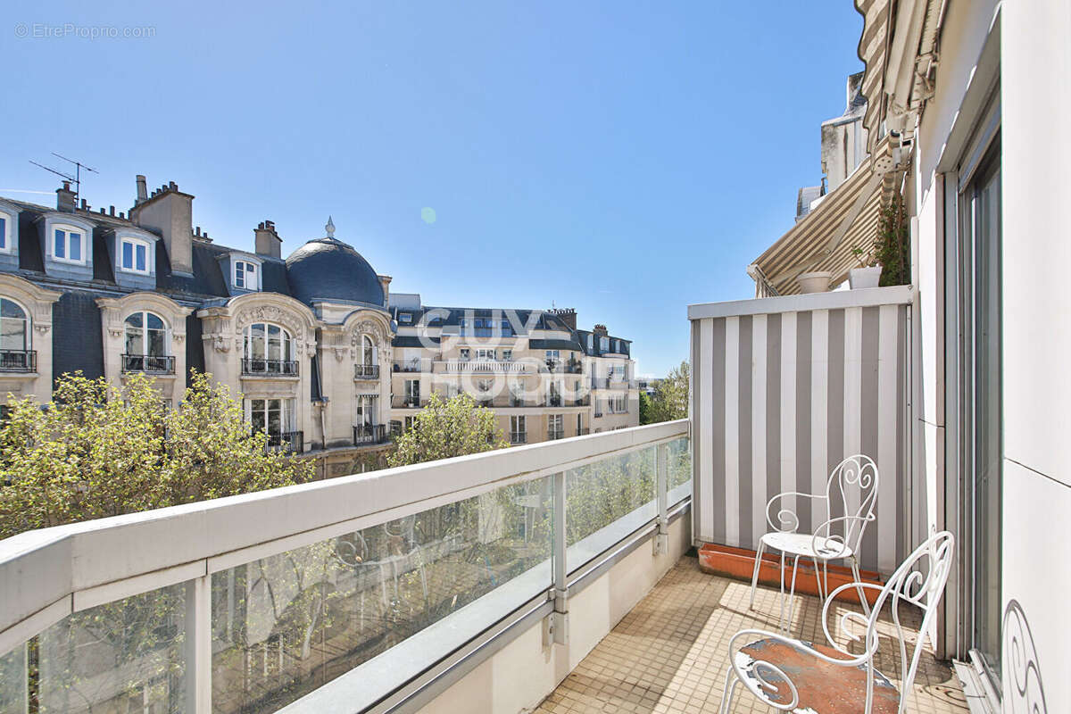 Appartement à PARIS-16E