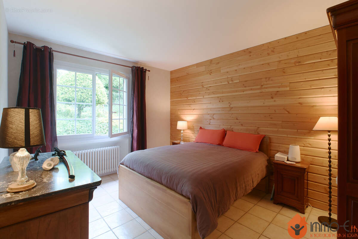 Maison 270 m² à Conde-Sainte-Libiaire  - photo 7