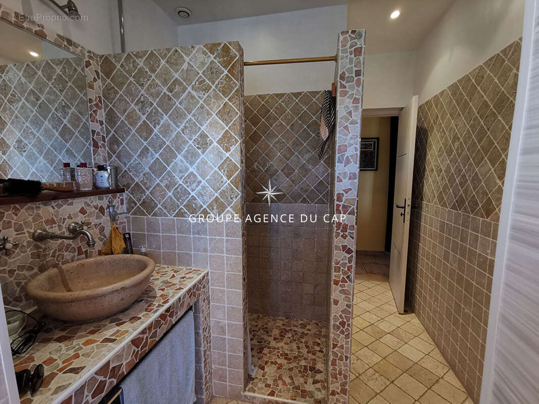 À vendre villa 5 chambres avec vue mer proche centre ville avec piscine et garage double, à saint aygulf - photo 9
