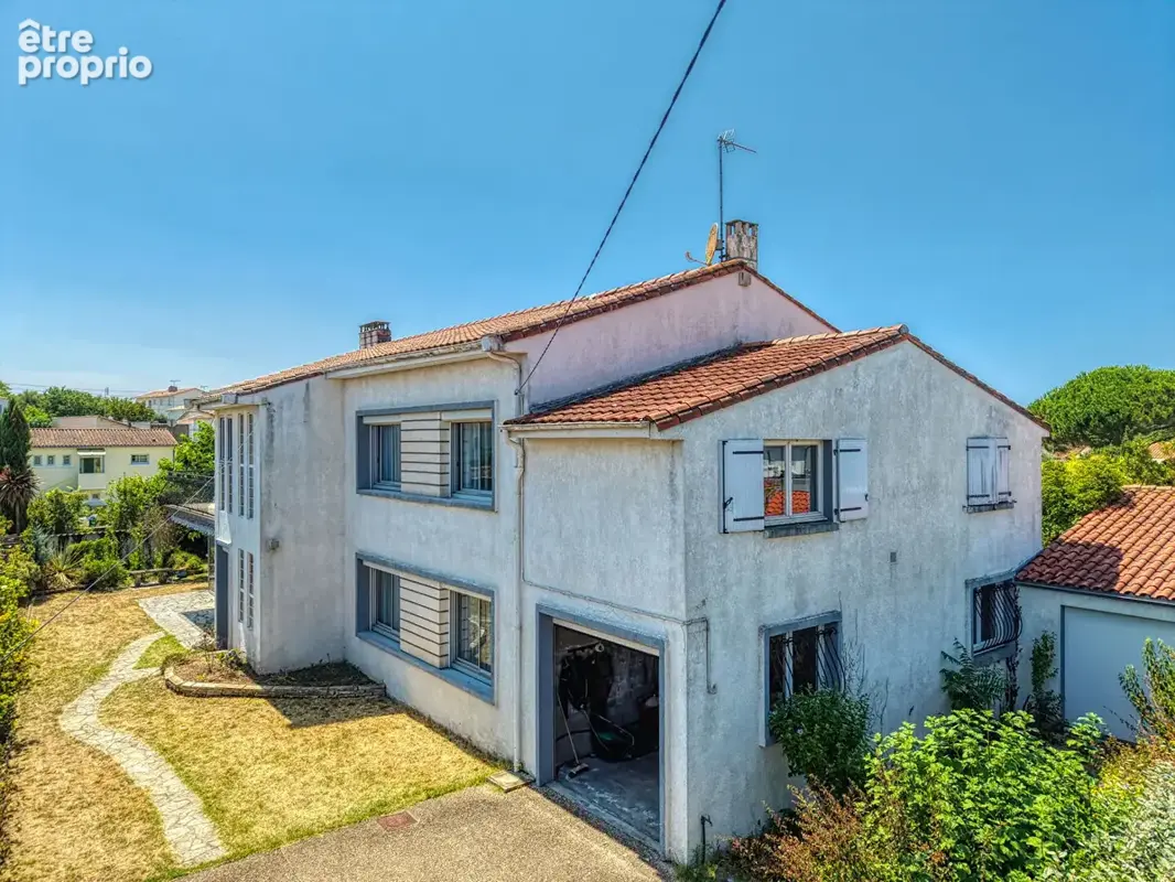 ROYAN - Grande maison familiale avec deux logements indépendants, jardin et garages - photo 2