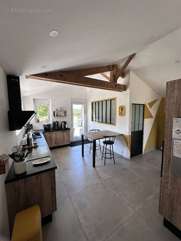 Maison en pierre rénovée avec grange et grand jardin en village - photo 4