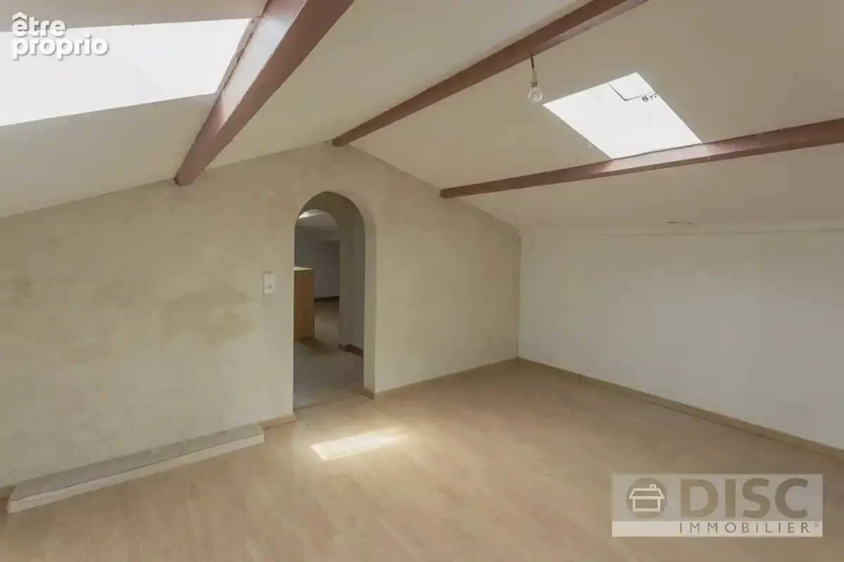 Vaste propriété de plus de 500 m² avec jardin clos et nombreuses possibilités. - photo 16