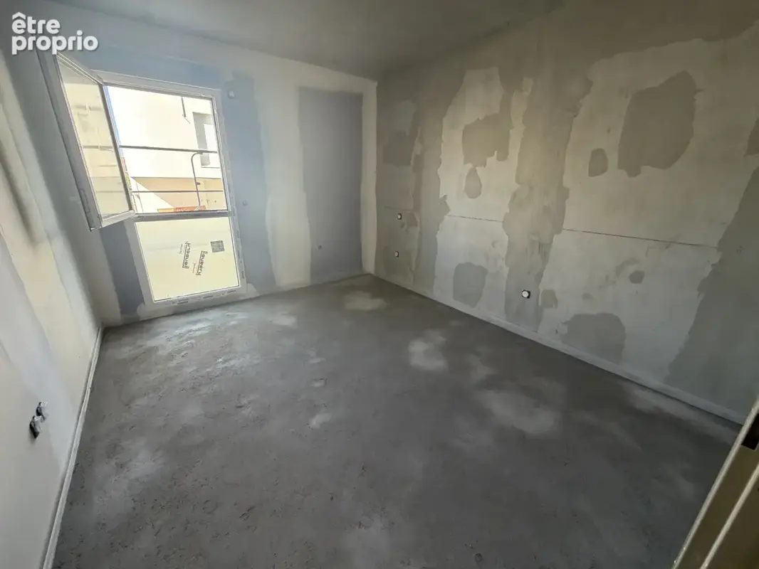Appartement avec balcon - 2 Parkings sécurisés et notaire réduits - photo 10