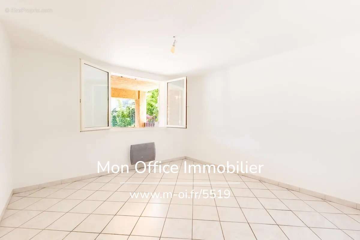 Référence : 5519-MCO - Exclusivité appartement 3 pièces en Rez de jardin +2 places de parking privatives  à La Ciotat (13600) av - photo 8