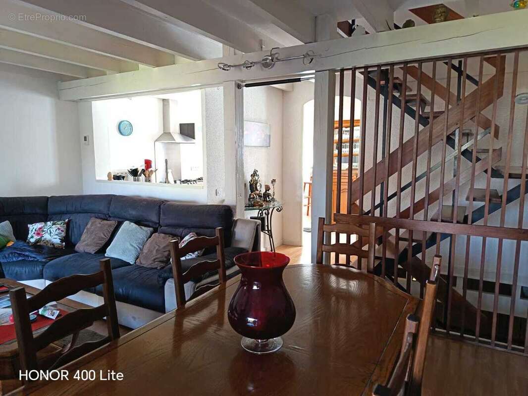 Cette maison possède un important espace de vie convivial.