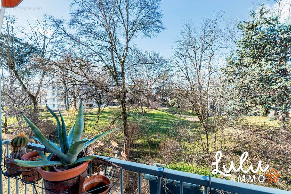 BRON - Appartement T4 74,88m2 avec cave et stationnement libre  - photo 3