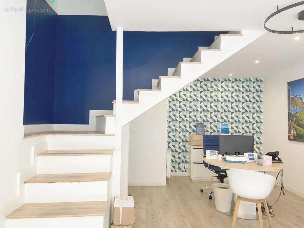 Boutique de 62 m² à vendre à SEVRES : Centre Ville, entrée indépendante, linéaire de façade de 4m. Découvrez cette opportunité d - photo 2