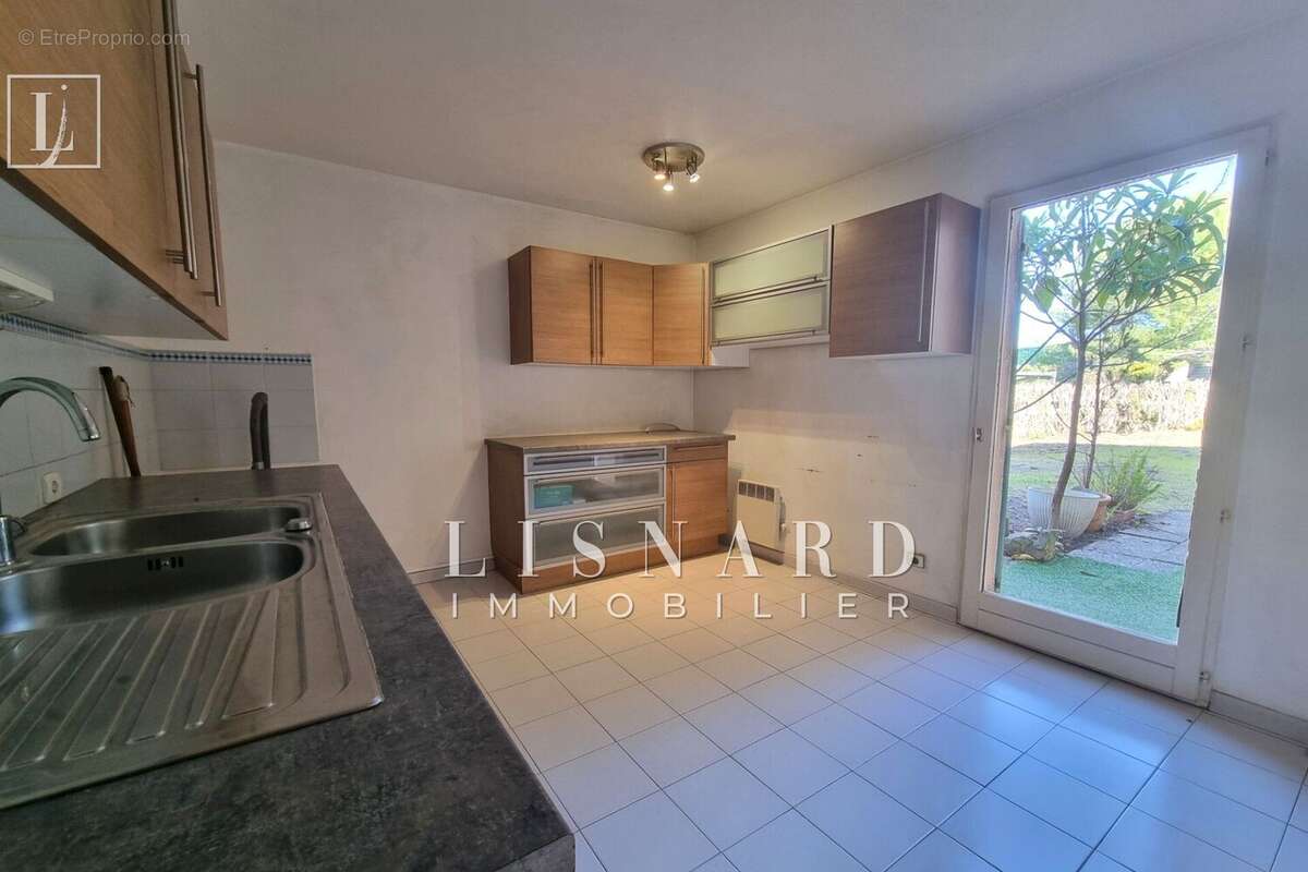 Maison à LA ROQUETTE-SUR-SIAGNE