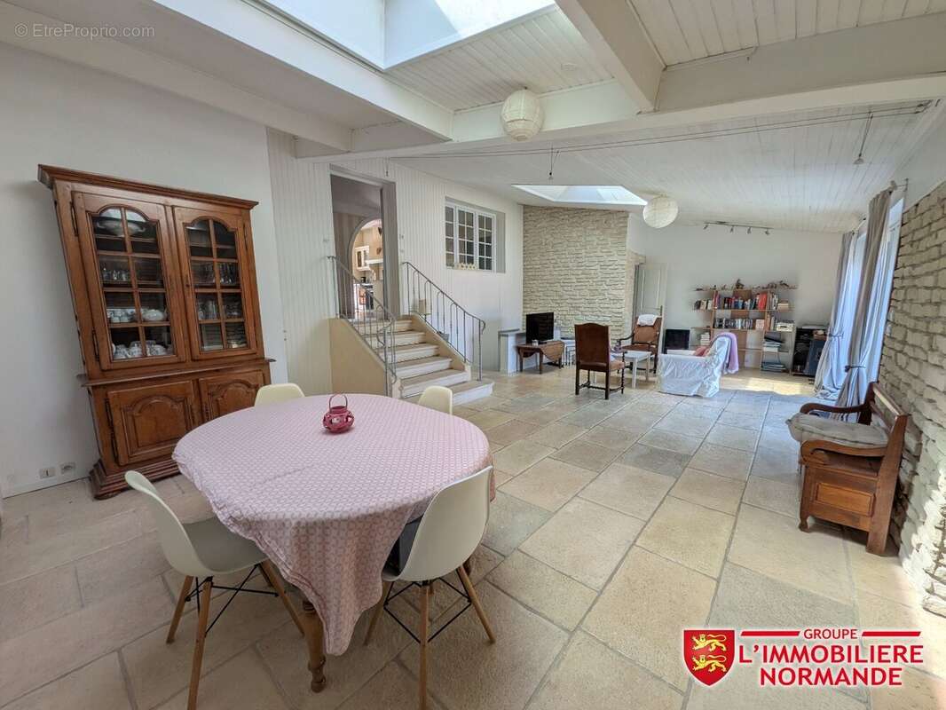 Maison familliale 6 chambres 173m² avec jardin et dépendance. - photo 2