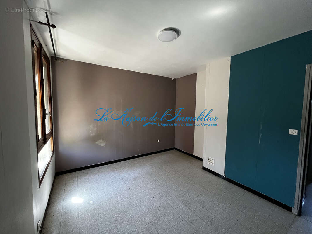 Saint Ambroix à proximité des commodités maison de type F4 avec garage et 315m2 de terrain - photo 6