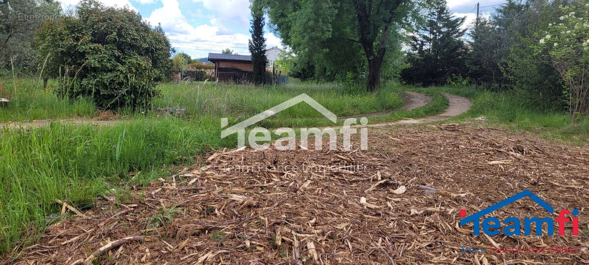 Terrain à SAINT-JULIEN-LES-ROSIERS