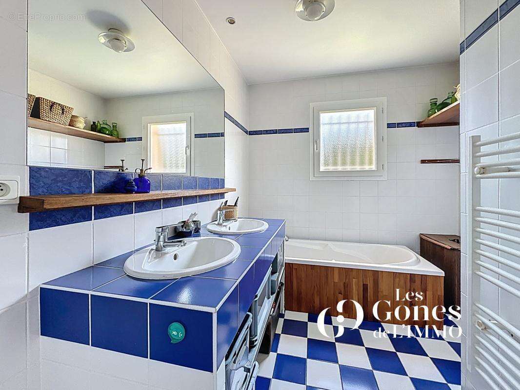 Maison à SAINT-GENIS-LES-OLLIERES