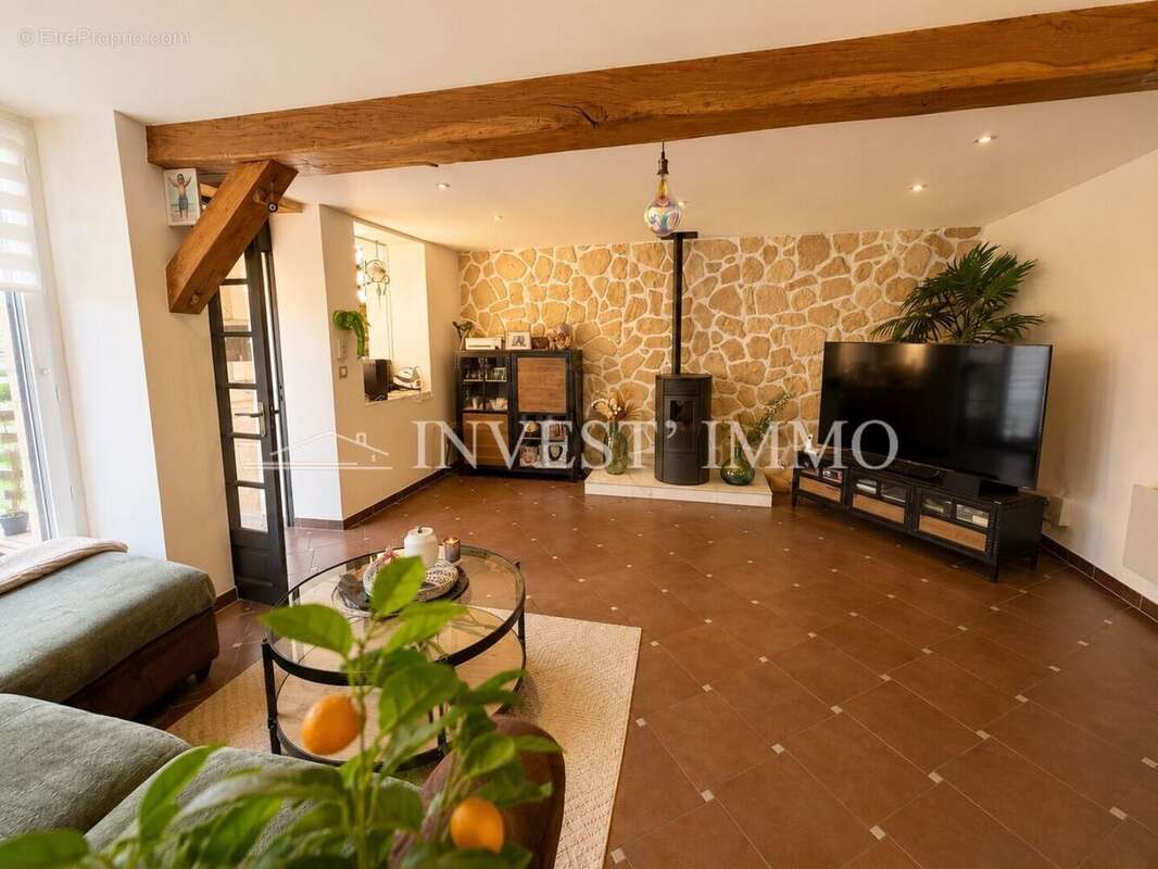 Maison en pierres rénovée – Charme, volumes et suite parentale exceptionnelle - photo 3