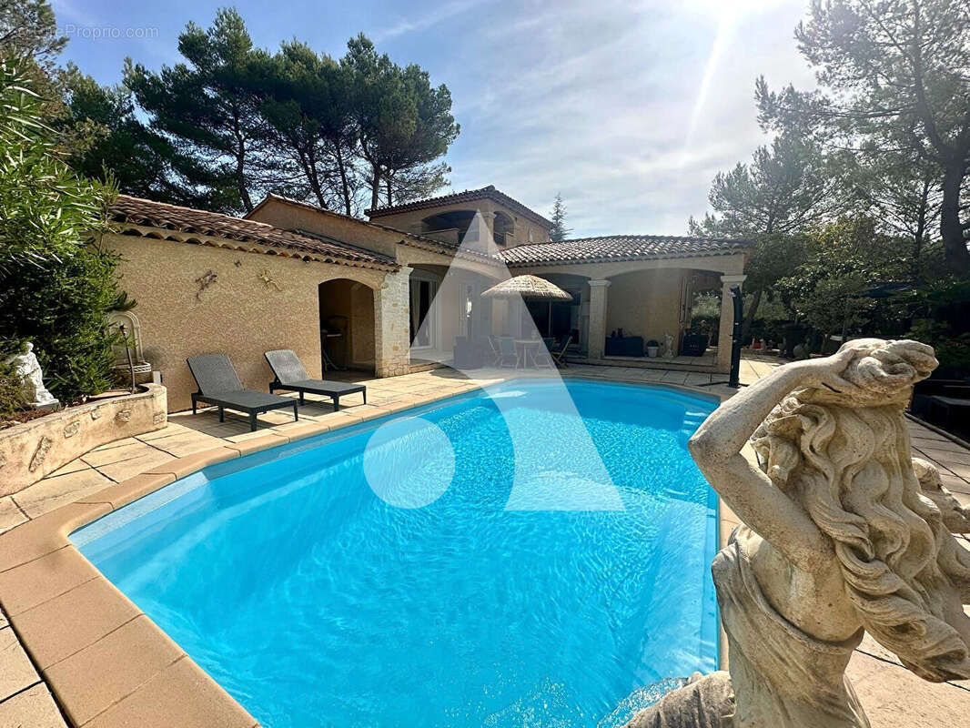 Maison à LA TOUR-D&#039;AIGUES