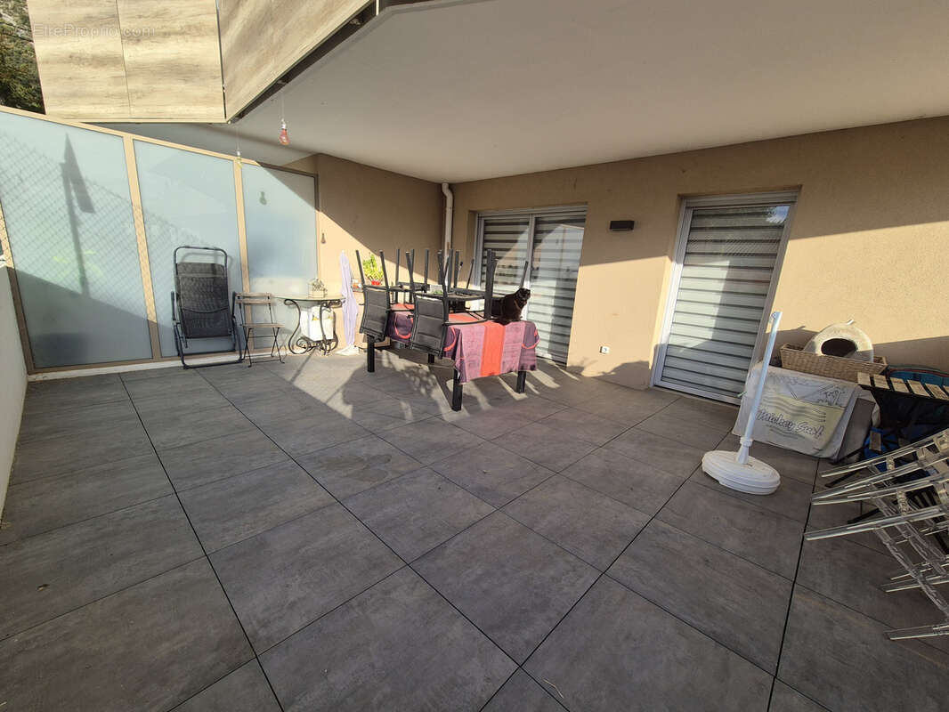 Appartement à CHATEAUNEUF-VILLEVIEILLE