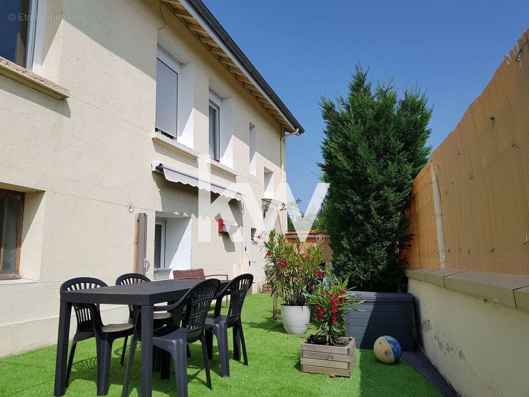 Maison à SAINT-GENEST-LERPT