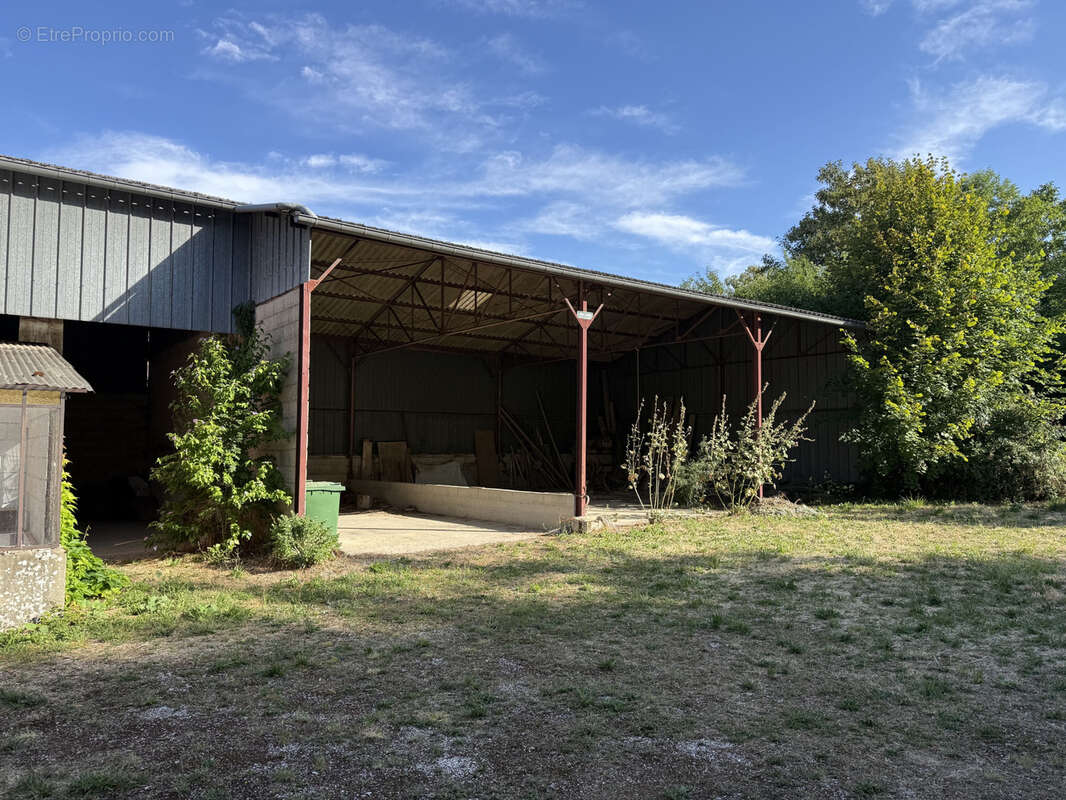 Crésantignes - Corps de ferme avec maison d'habitation 125m2 et dépendances - photo 9