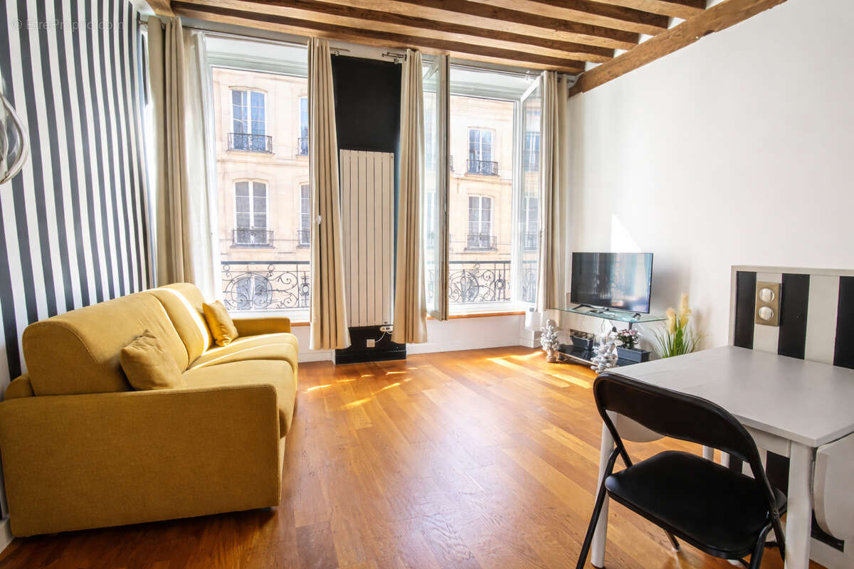 Appartement à PARIS-1E