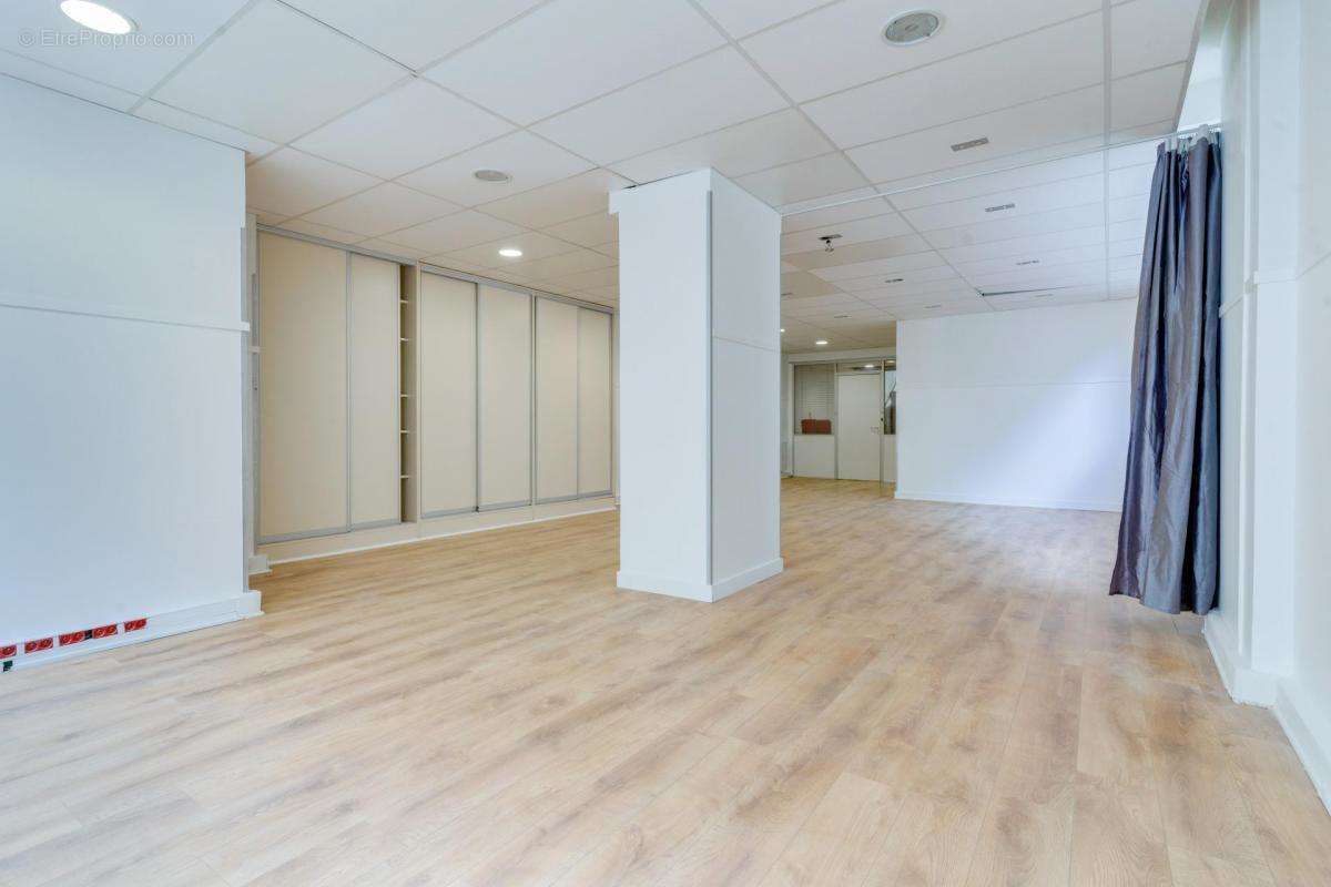 Commerce à PARIS-9E