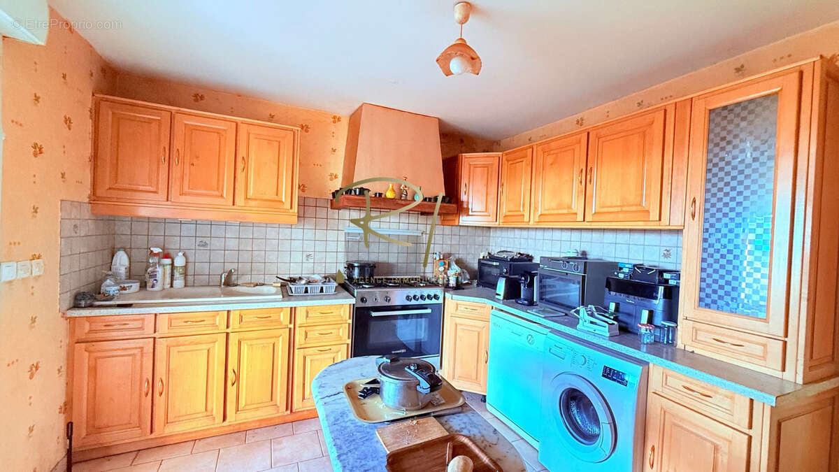 Maison à SAINT-JEAN-DE-MARUEJOLS-ET-AVEJAN