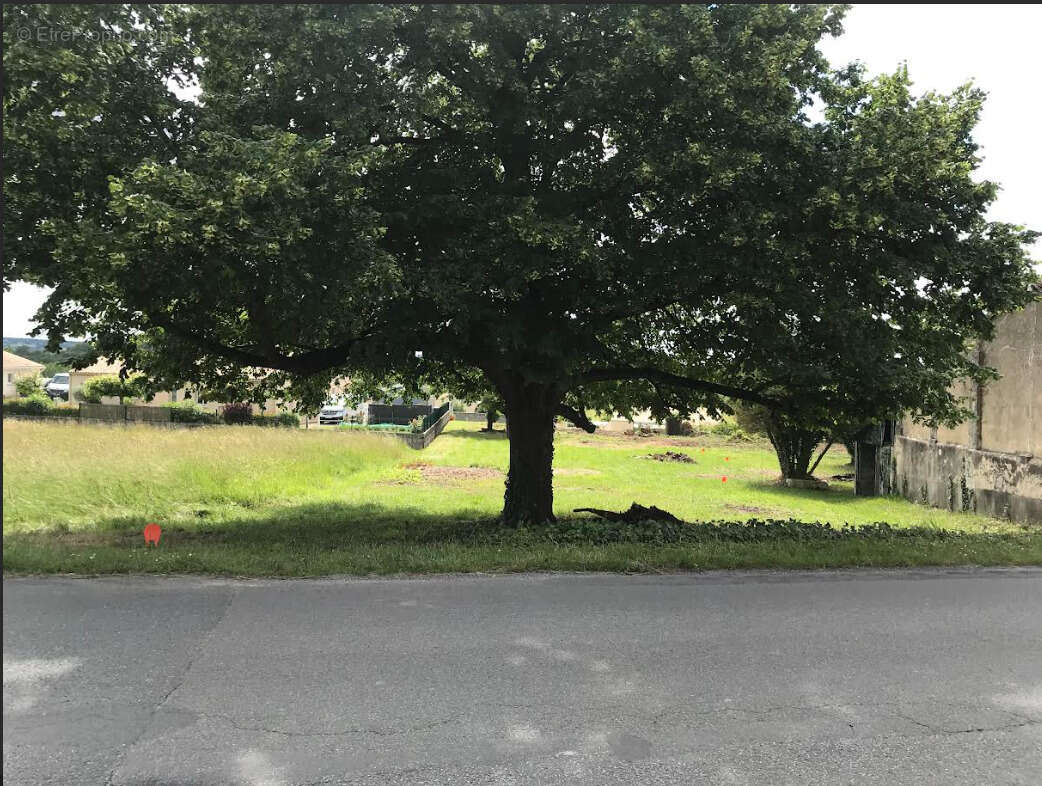 Terrain à LA COURONNE