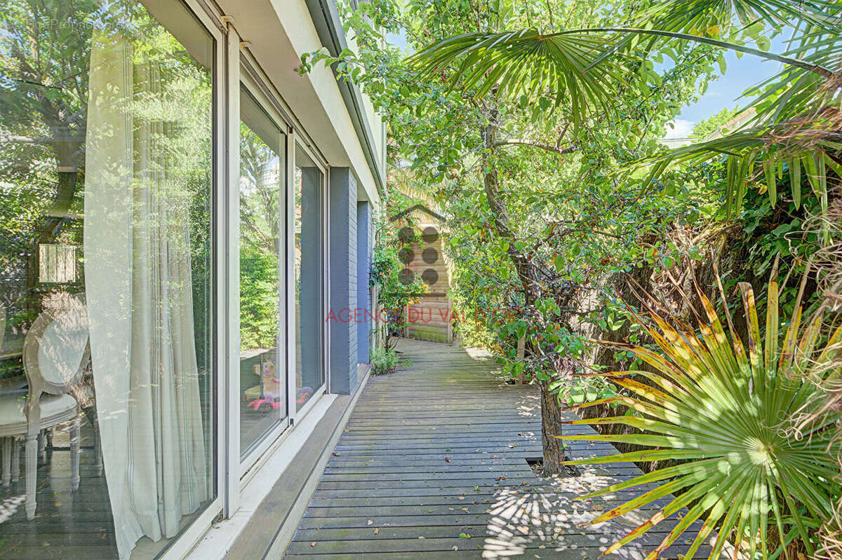 Maison Suresnes / 7 pièces 195 m2 (260 m2 au sol) / Liberté - Bon état avec Jardin intimiste - photo 13