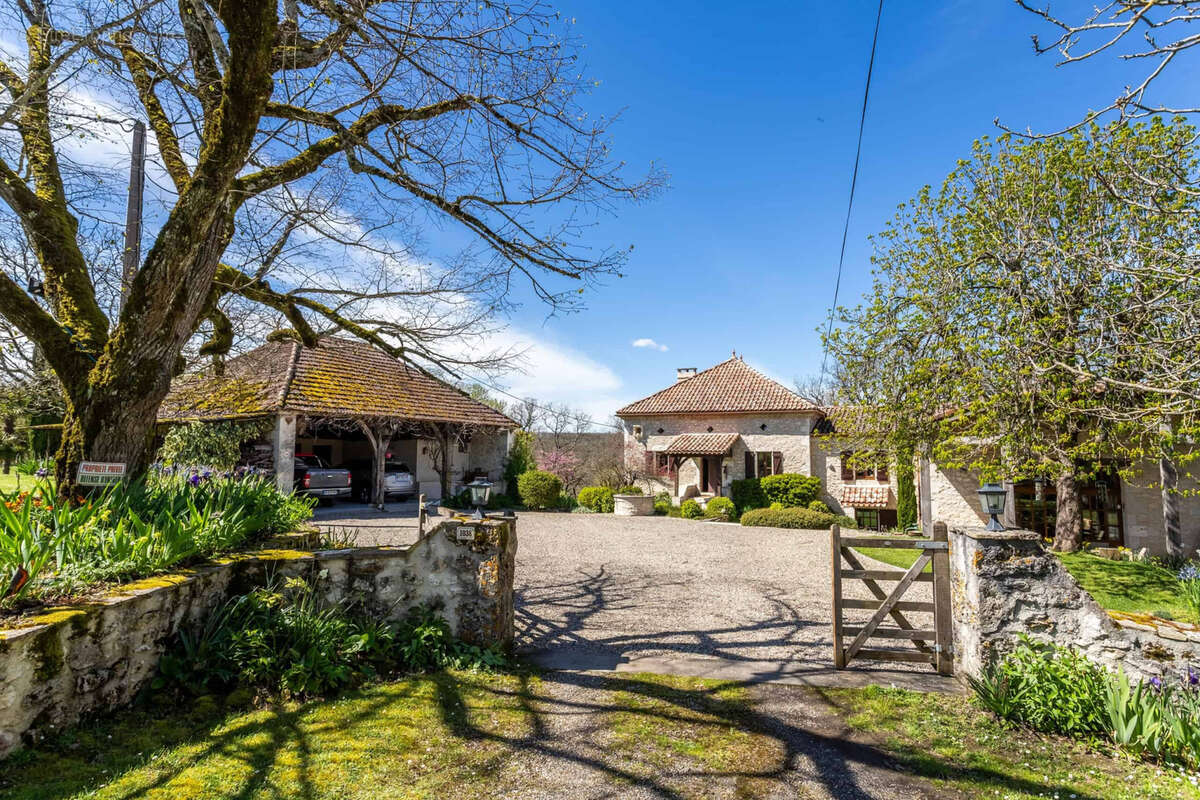 Maison de campagne avec piscine, dépendances, grange, terrain. - photo 16