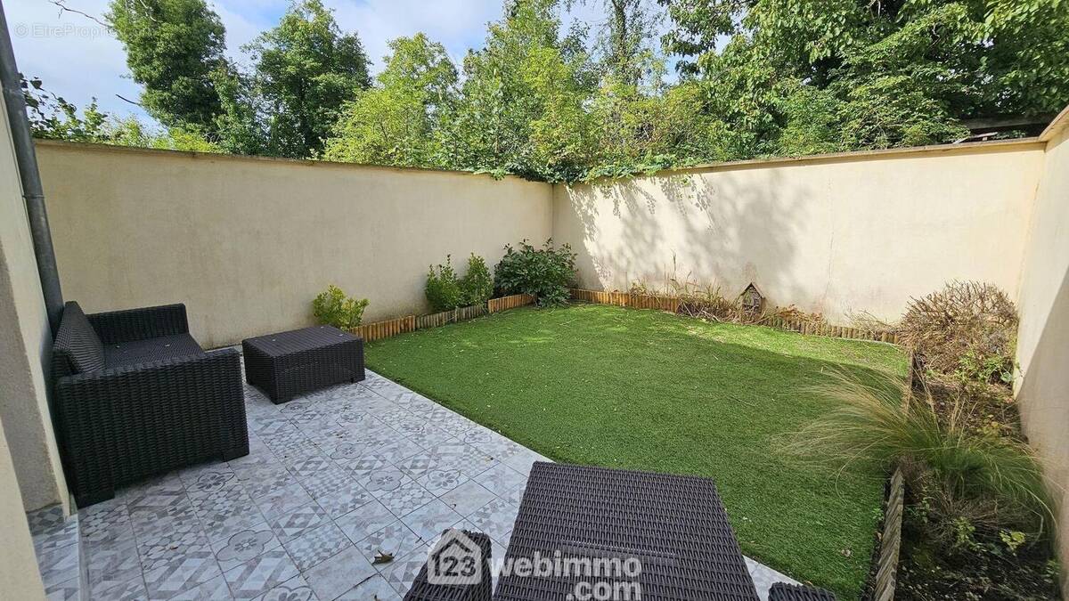 Voici la terrasse clos de mur de 32 m² avec une exposition Ouest et sans vis à vis! - Maison à FONTAINEBLEAU