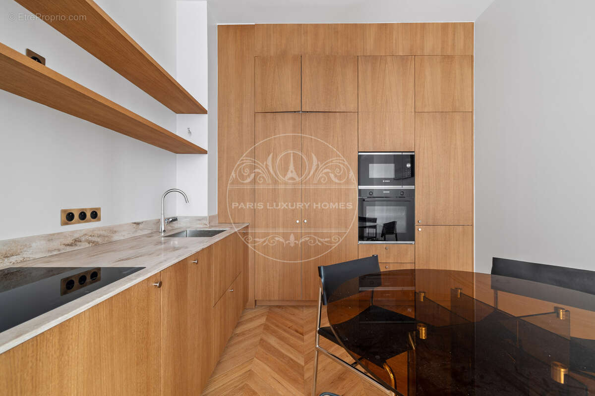 Superbe loft avec verrière à Paris 1er ! - photo 7