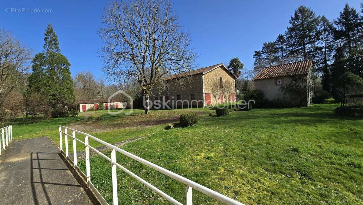 Ensemble immobilier, maison de 178 m², maisonnette, granges, petits toits, terres et étang - photo 8