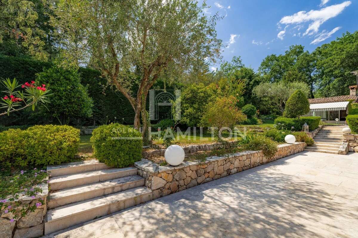 Maison à CHATEAUNEUF-GRASSE