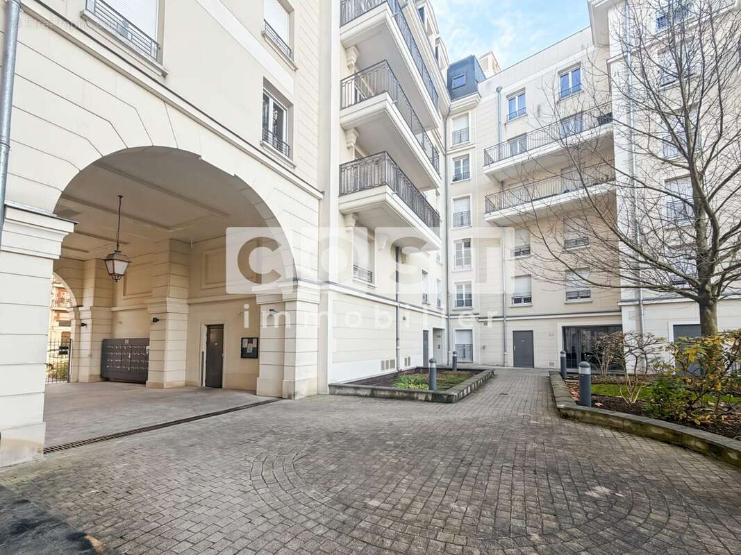 Appartement à LA GARENNE-COLOMBES