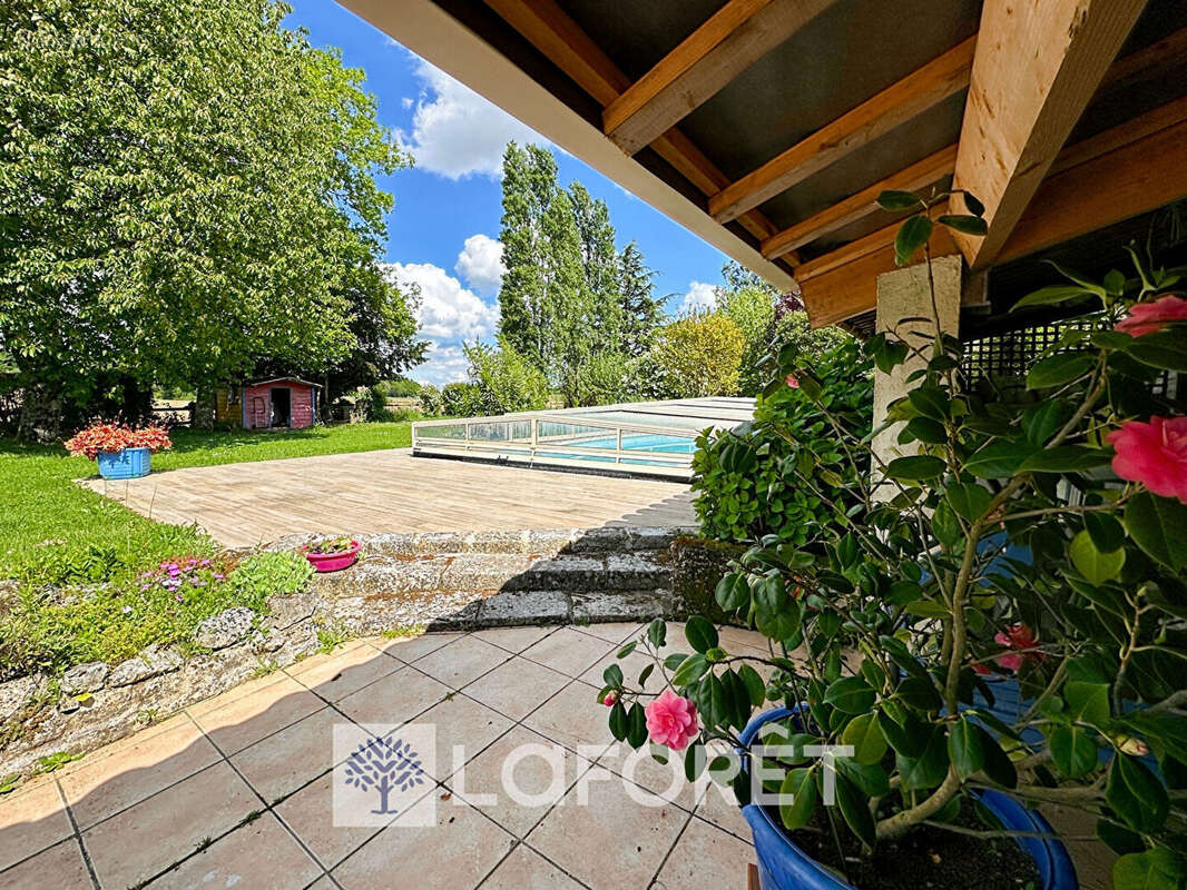 Maison à SAINT-GENIS-DE-SAINTONGE