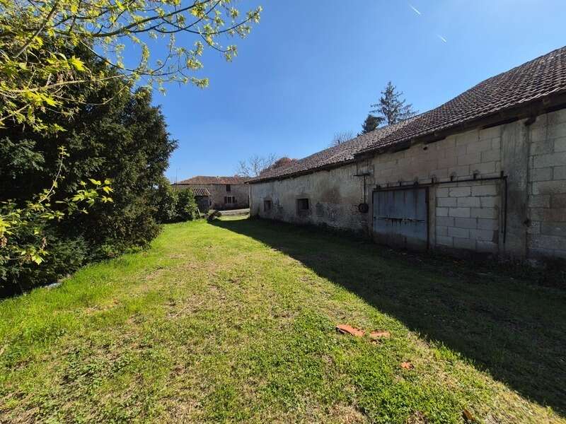 Corps de Ferme, écrin de verdure, 250 m2 habitables, 18 000 m2 de terrain, 400 m2 de dépendances, 20 mn Angoulême centre - photo 26