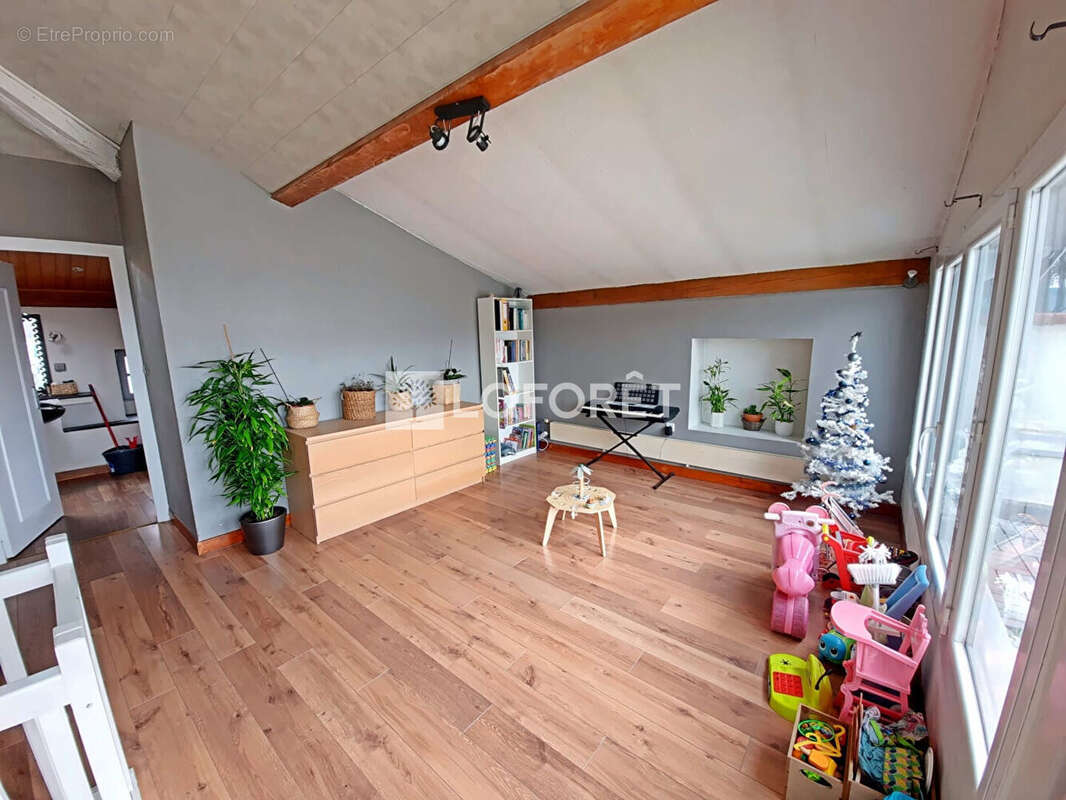 Appartement à SAINT-JEAN-BONNEFONDS