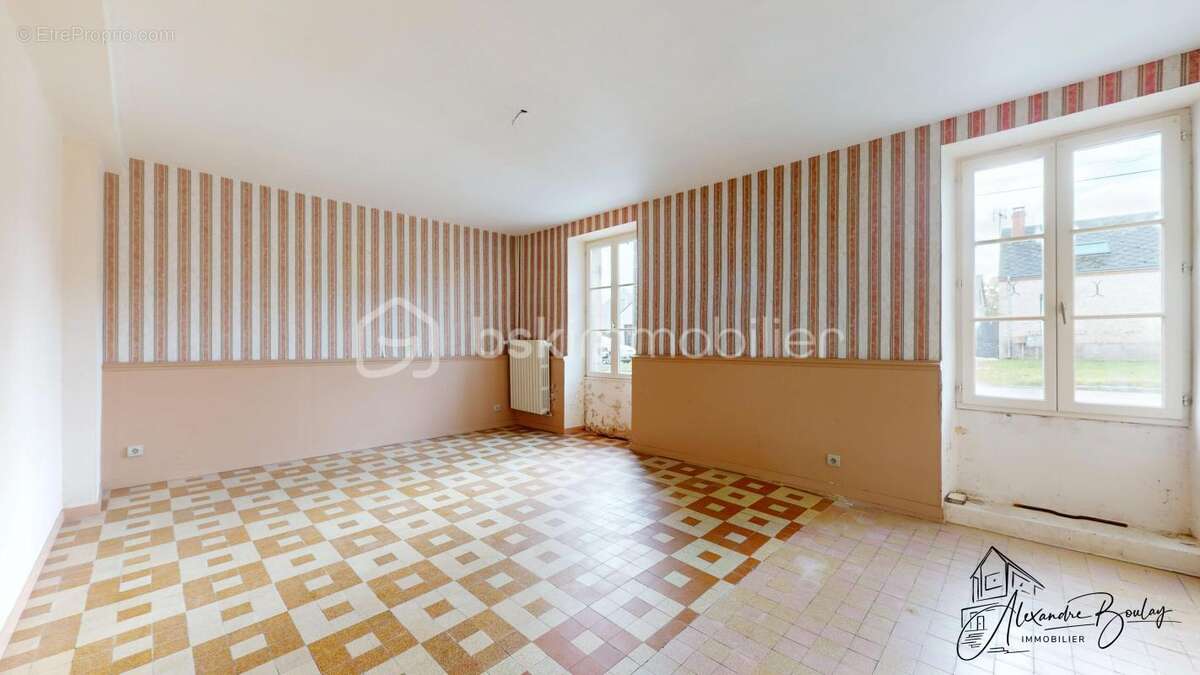 Maison en pierre à rénover – 141 m² – Dépendances – Terrain clos 645 m² - photo 5