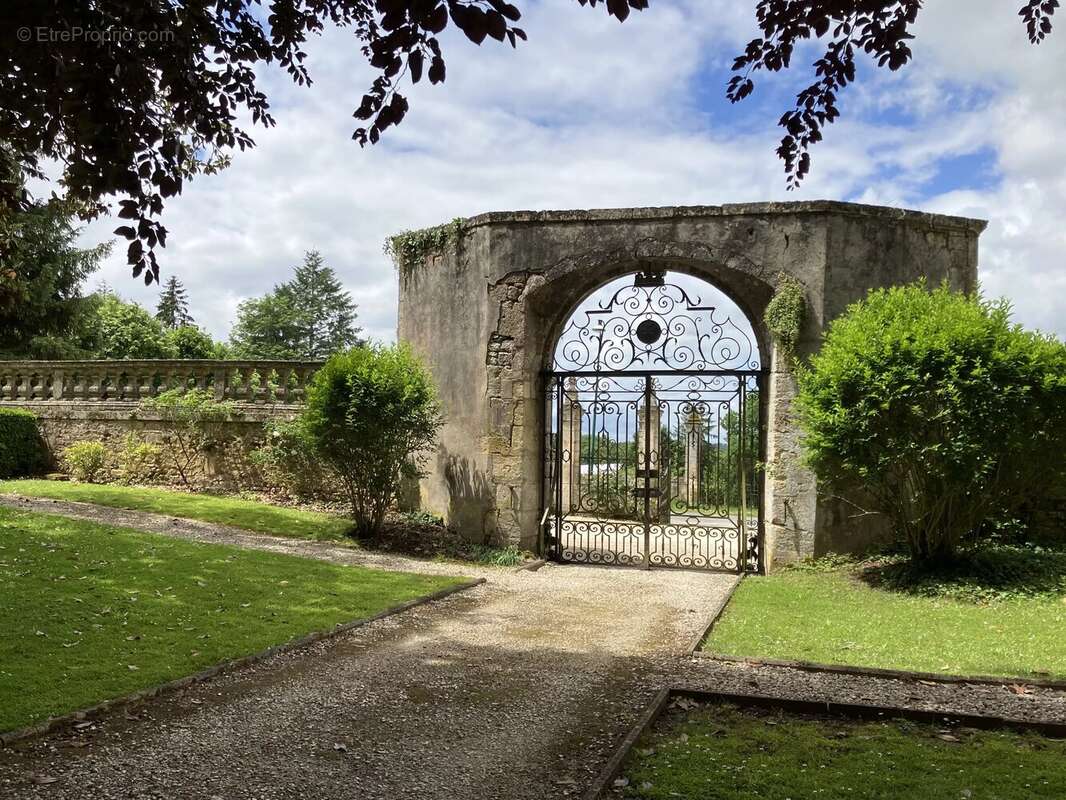 Propriété de caractère au sein d’un château – En exclusivité chez Beaux Villages - photo 16