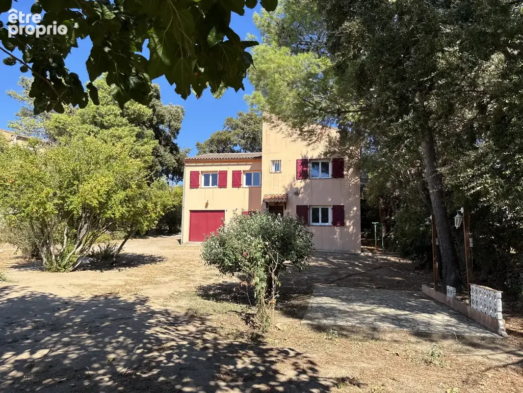 PORTO-VECCHIO CENTRE-VILLE   Maison composée de 2 appartements avec atelier et garage sur un terrain de 2575m2 - photo 1